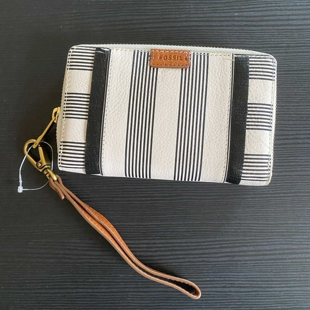 Fossil wallet with wrist strap​